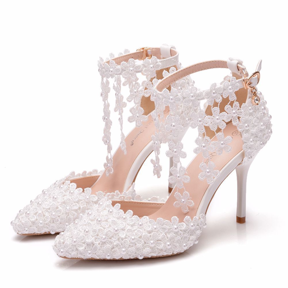 Zapatos de boda con borlas de flores y encaje blanco