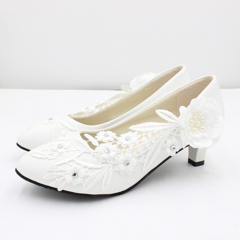 Zapatos de boda blancos de tacón alto y punta redonda de gran tamaño