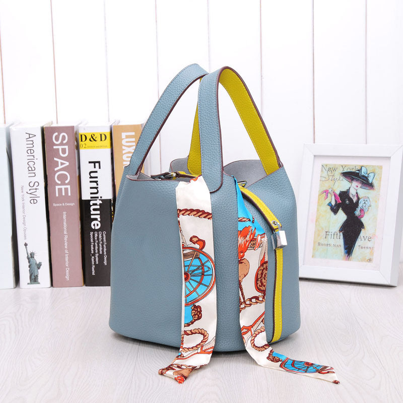 Bolso de mano de piel de gran capacidad con estampado de lichi