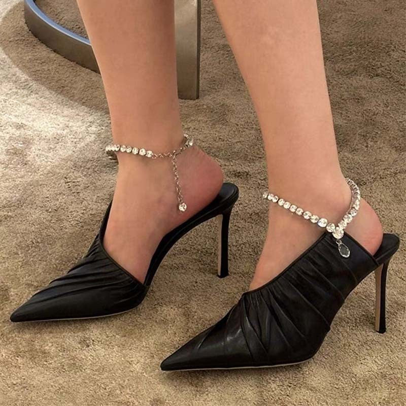 Tacones altos con punta puntiaguda y diamantes de imitación