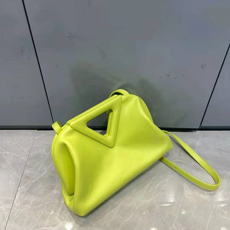 Nuevo bolso de mujer de cuero con forma de triángulo invertido, bolso tipo nube de color caramelo con clip, bolso tipo mensajero, bolso de hombro, bolso de mano, bolso de mano