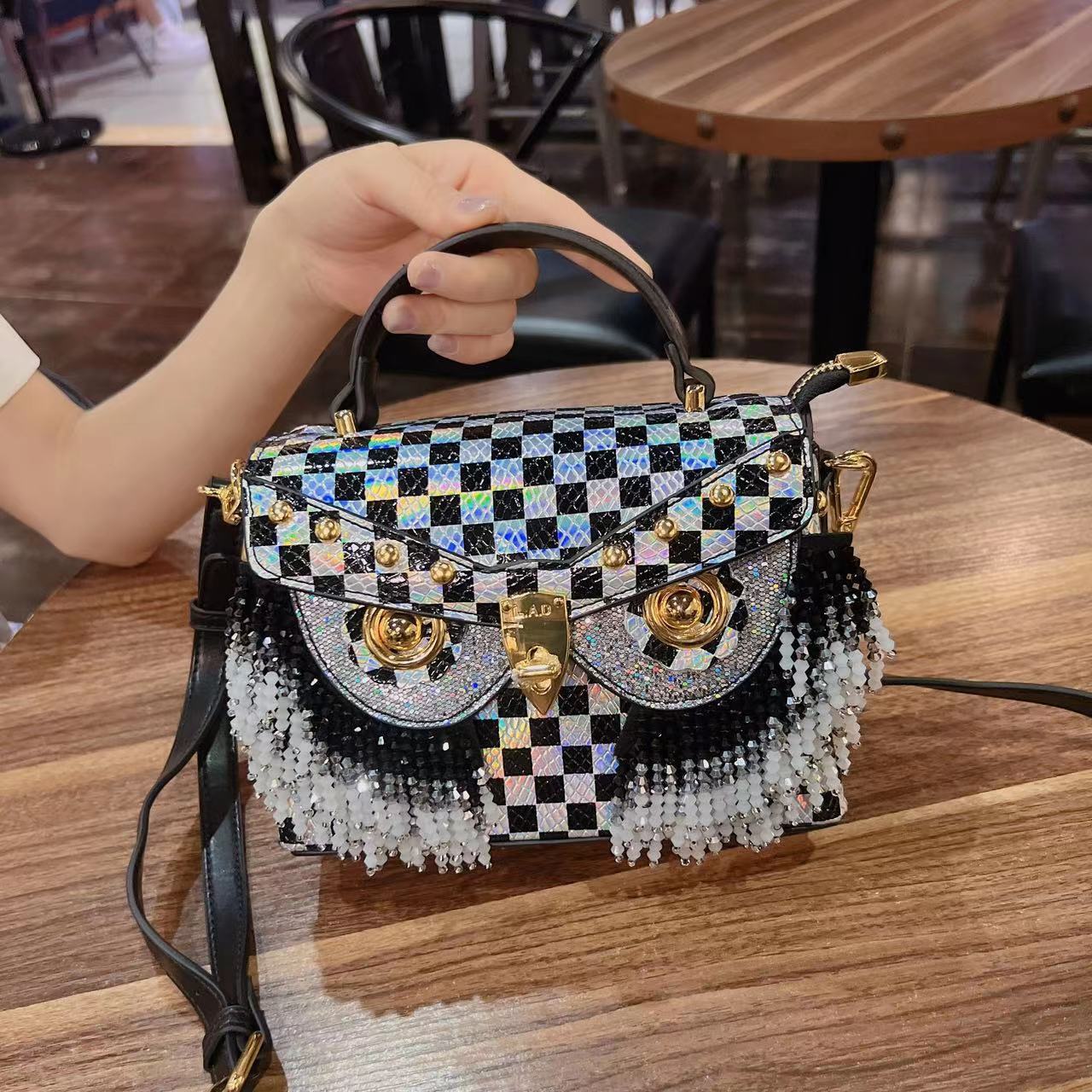 Bolso bandolera de un solo hombro con diseño de tablero de ajedrez y diamantes