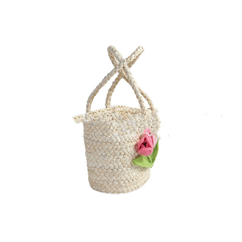 Bolso de paja con diseño de tulipanes y flores junto al mar