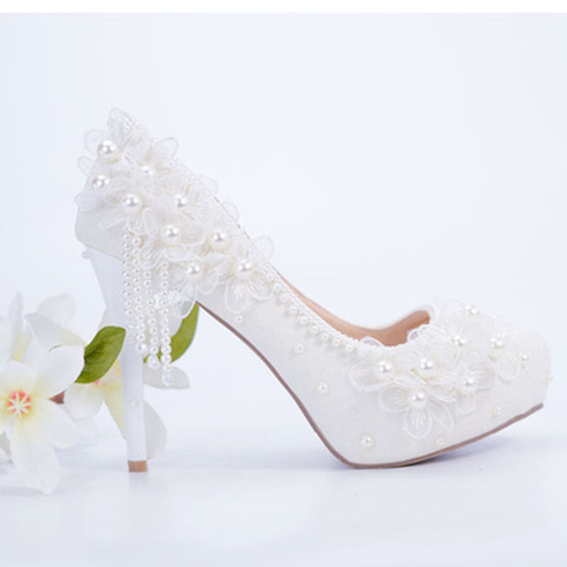 Chaussures de demoiselle d'honneur de mariage à talons hauts en dentelle blanche avec pompon