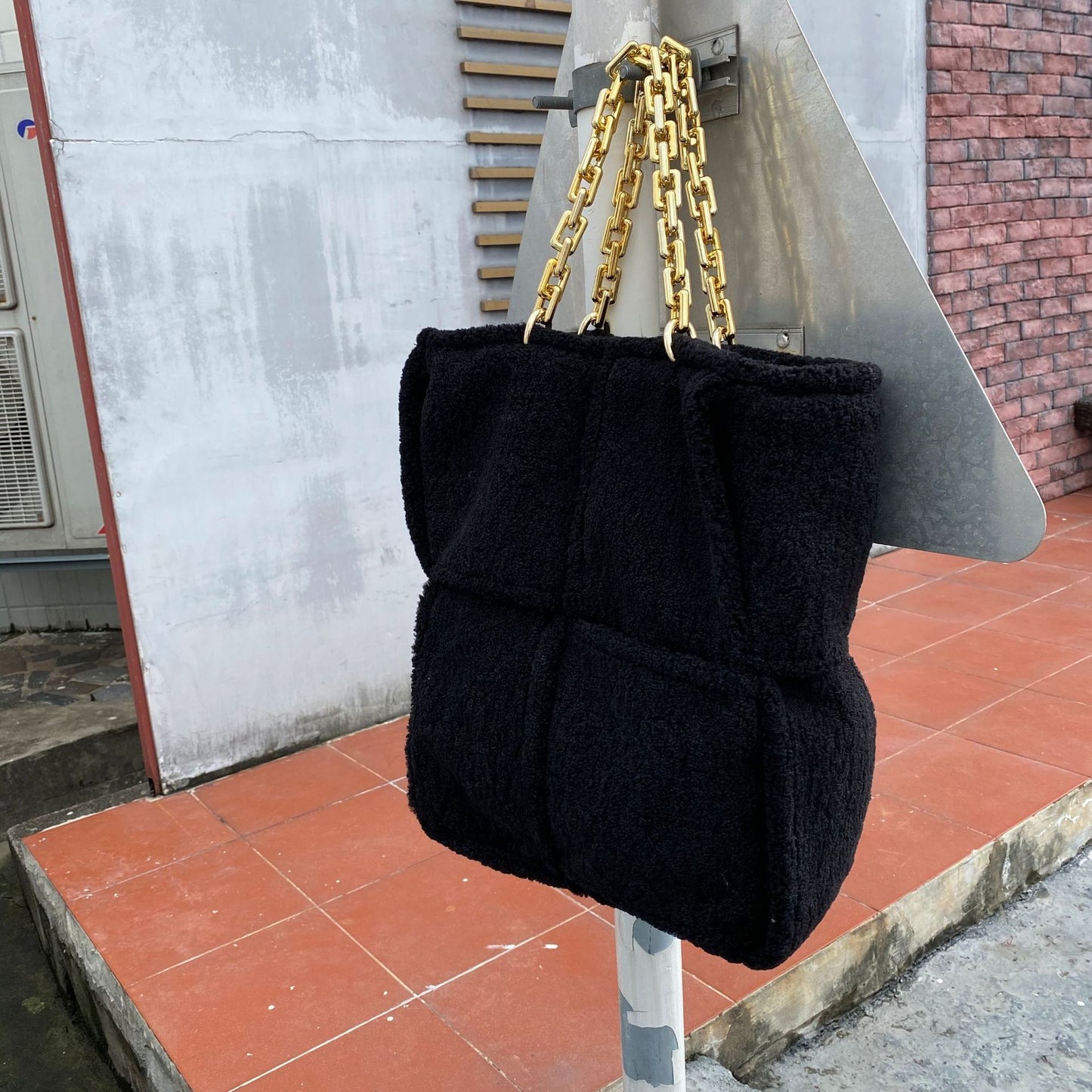 Bolso de hombro único de tejido de lana a juego