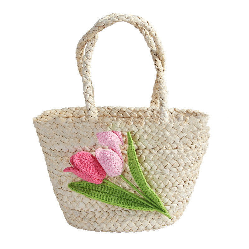 Bolso de paja con diseño de tulipanes y flores junto al mar