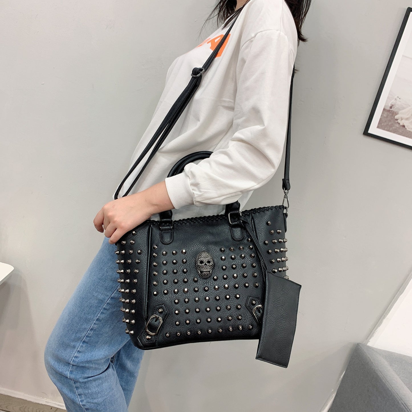 Sac à main tendance à une épaule avec rivets en diagonale et tête de mort