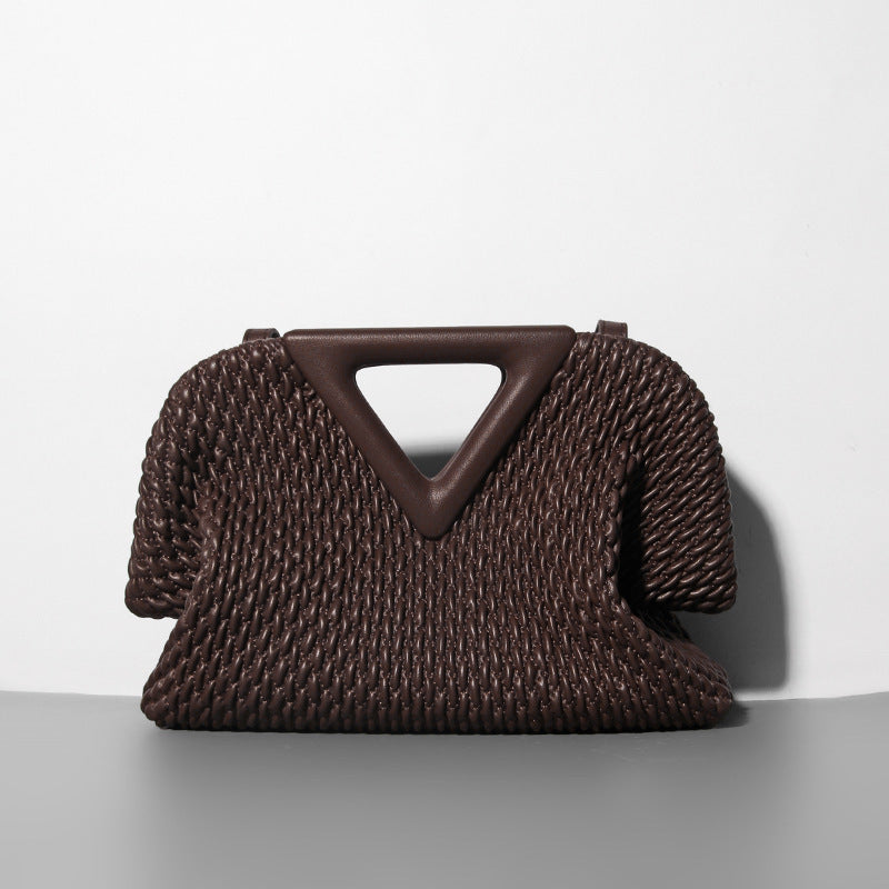 Bolso de mano de cuero con forma de nube y triángulos invertidos y bordados para mujer