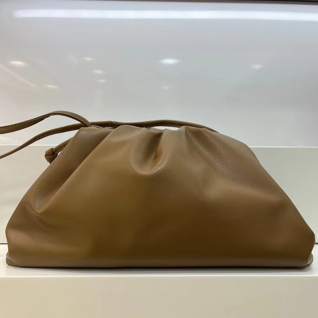 Sac à main en cuir à une épaule et bandoulière plissée en forme de nuage