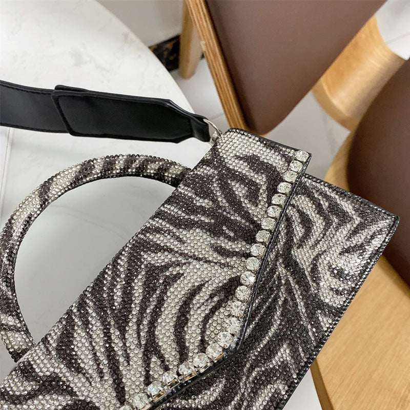 Sac manuel incrusté de diamants avec épissure à motif zèbre