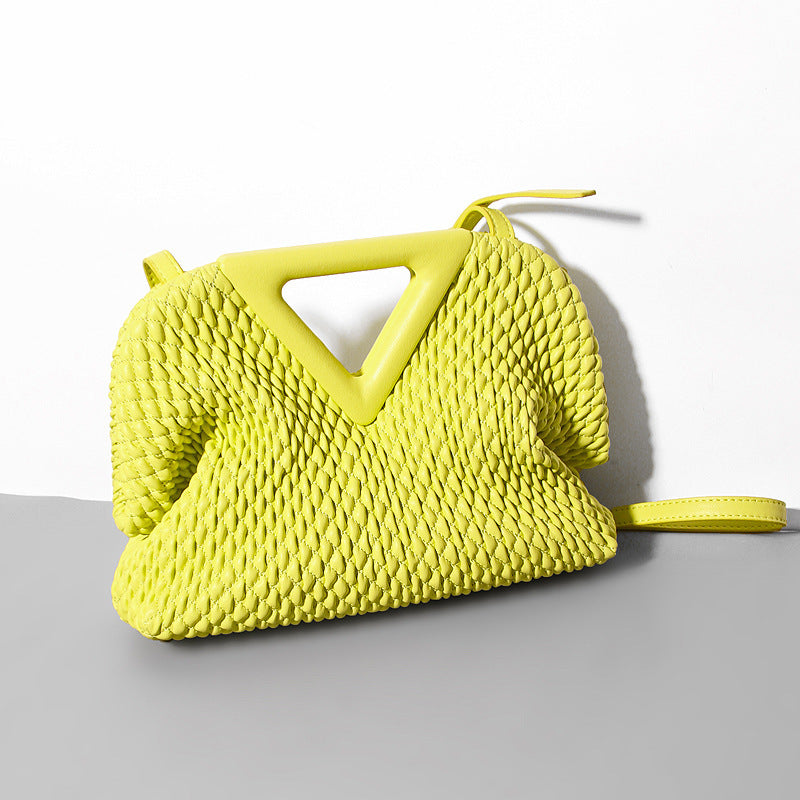 Bolso de mano de cuero con forma de nube y triángulos invertidos y bordados para mujer