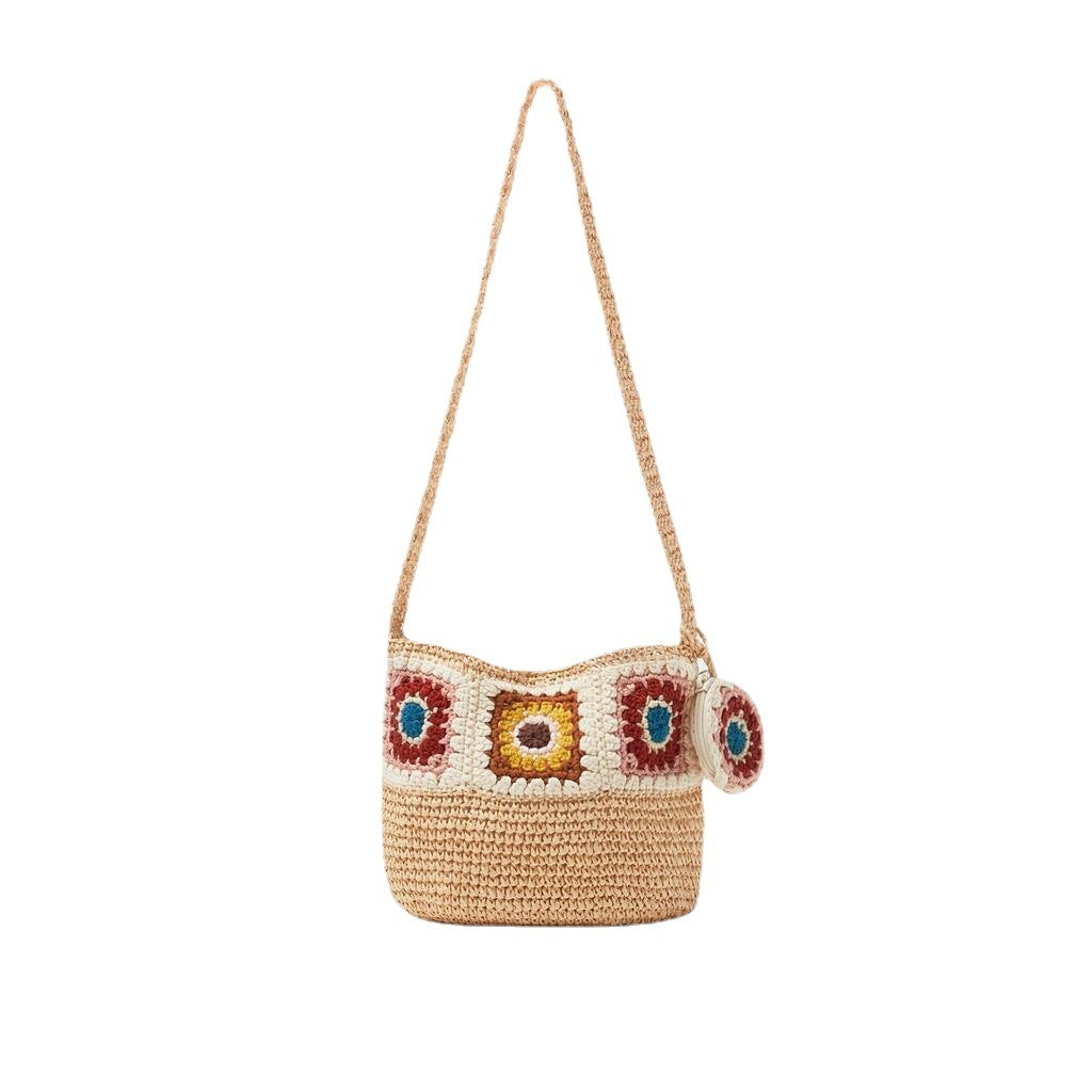 Un sac en paille au crochet à bandoulière unique