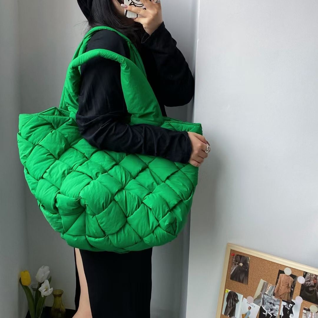 Nuevo bolso femenino de costura tejida con relleno de plumón para otoño e invierno