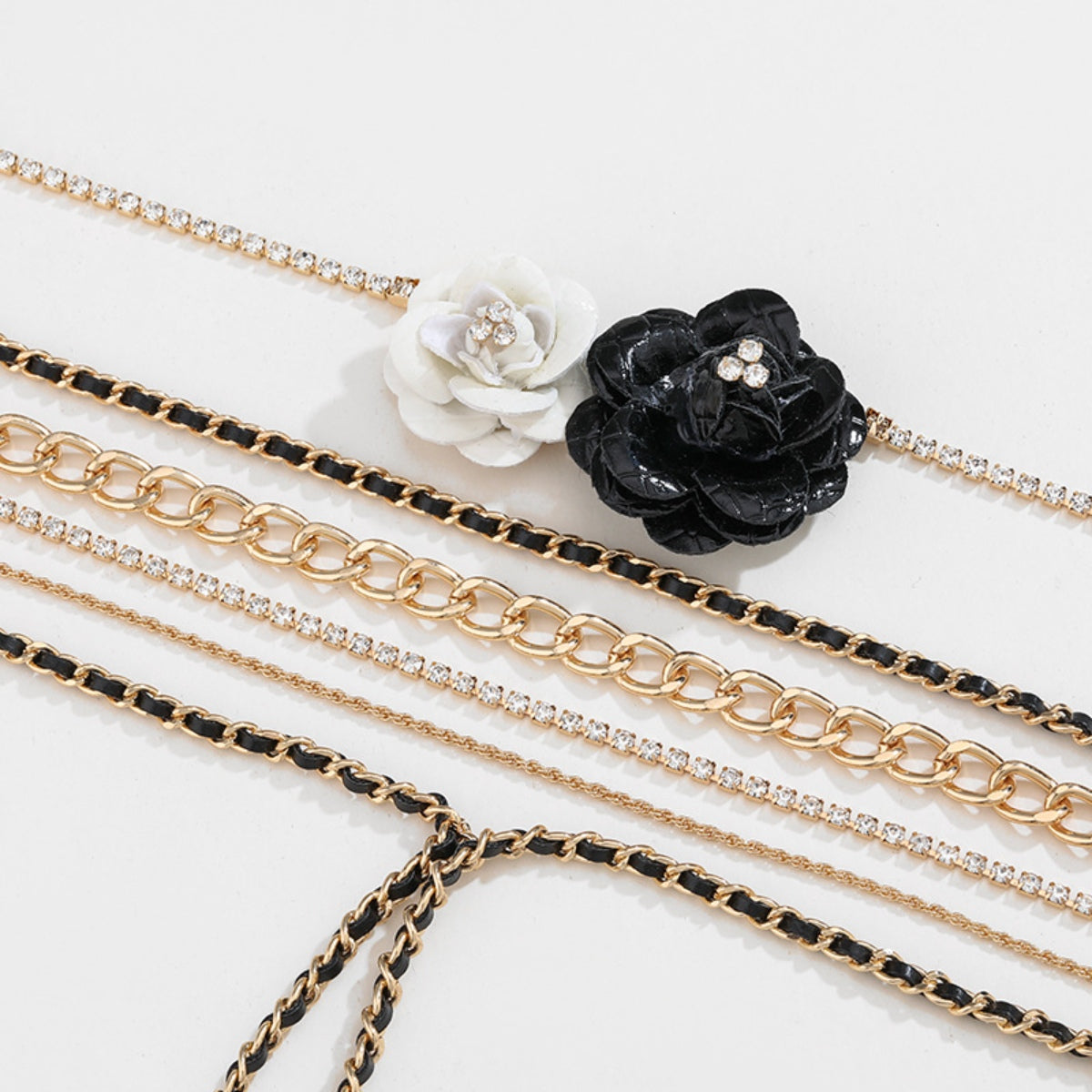 Collier multicouches en alliage avec strass et fleurs