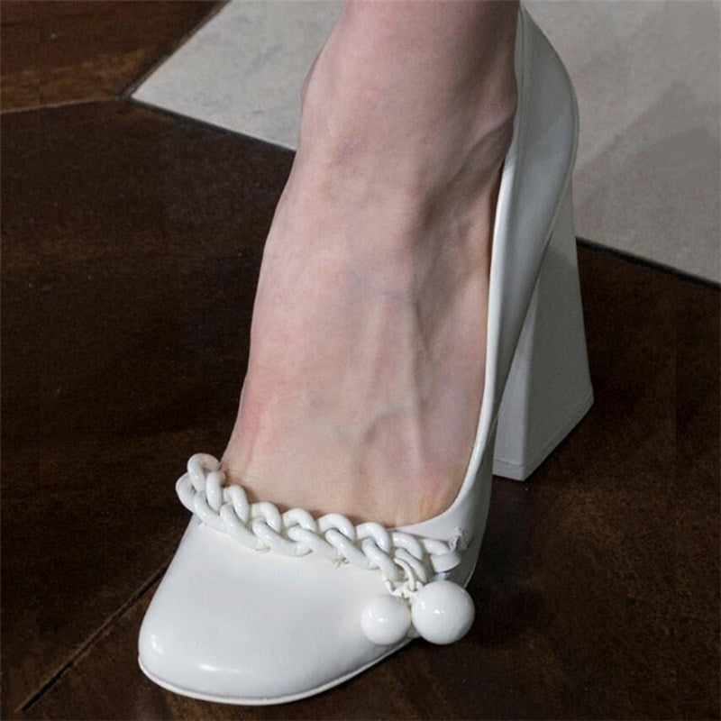 Zapatos elegantes de charol de boca baja en color blanco para mujer