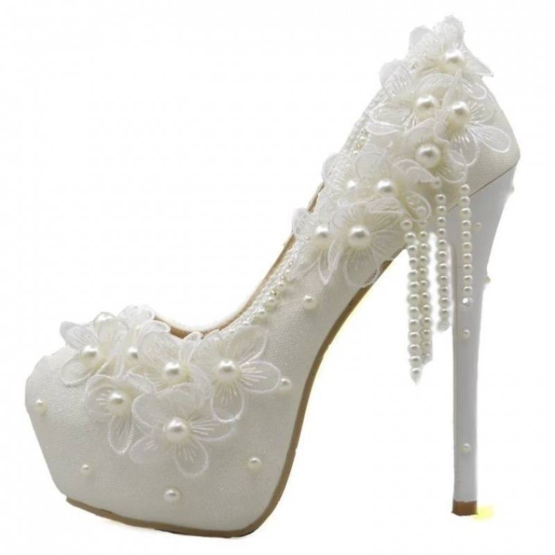 Chaussures de demoiselle d'honneur de mariage à talons hauts en dentelle blanche avec pompon