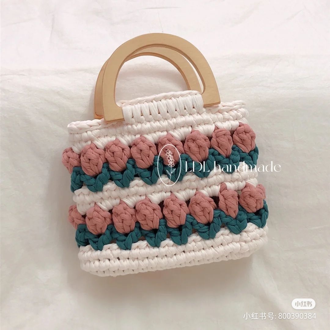 Bolsos de mano con tulipanes para tejer a crochet en tendedero