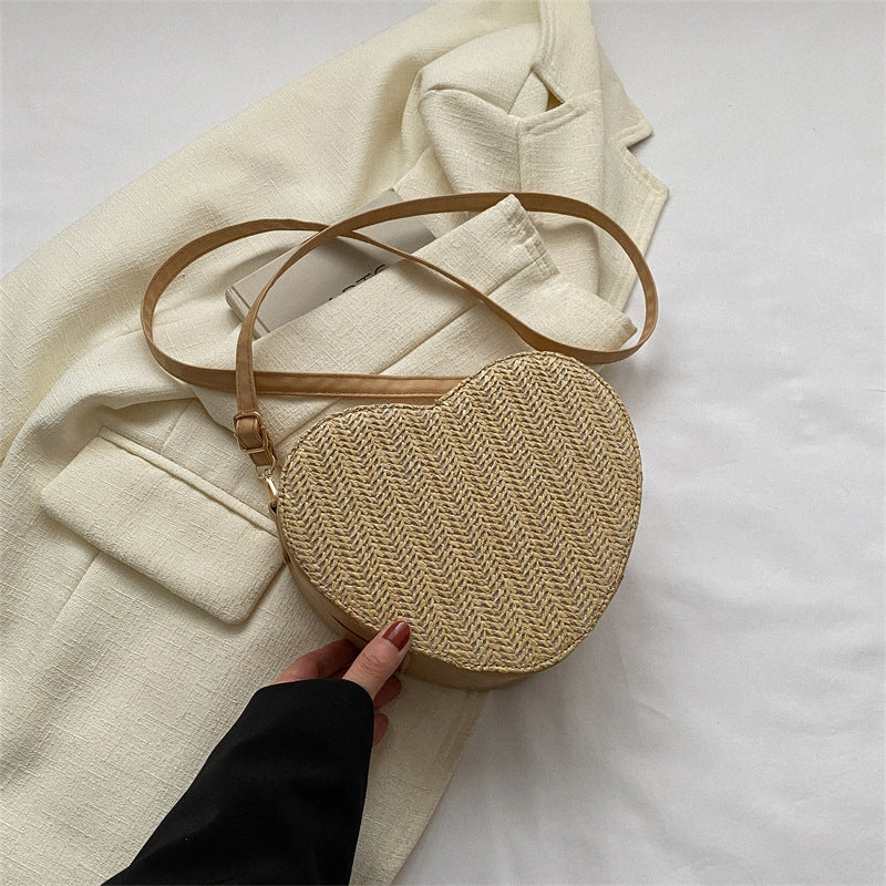 Mini sac à bandoulière en paille en forme de cœur