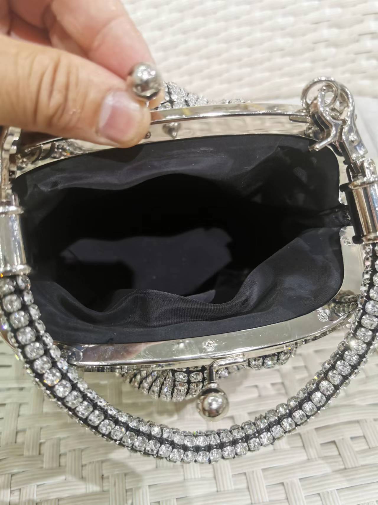 Bolso de mano con incrustaciones de diamantes y diamantes de imitación