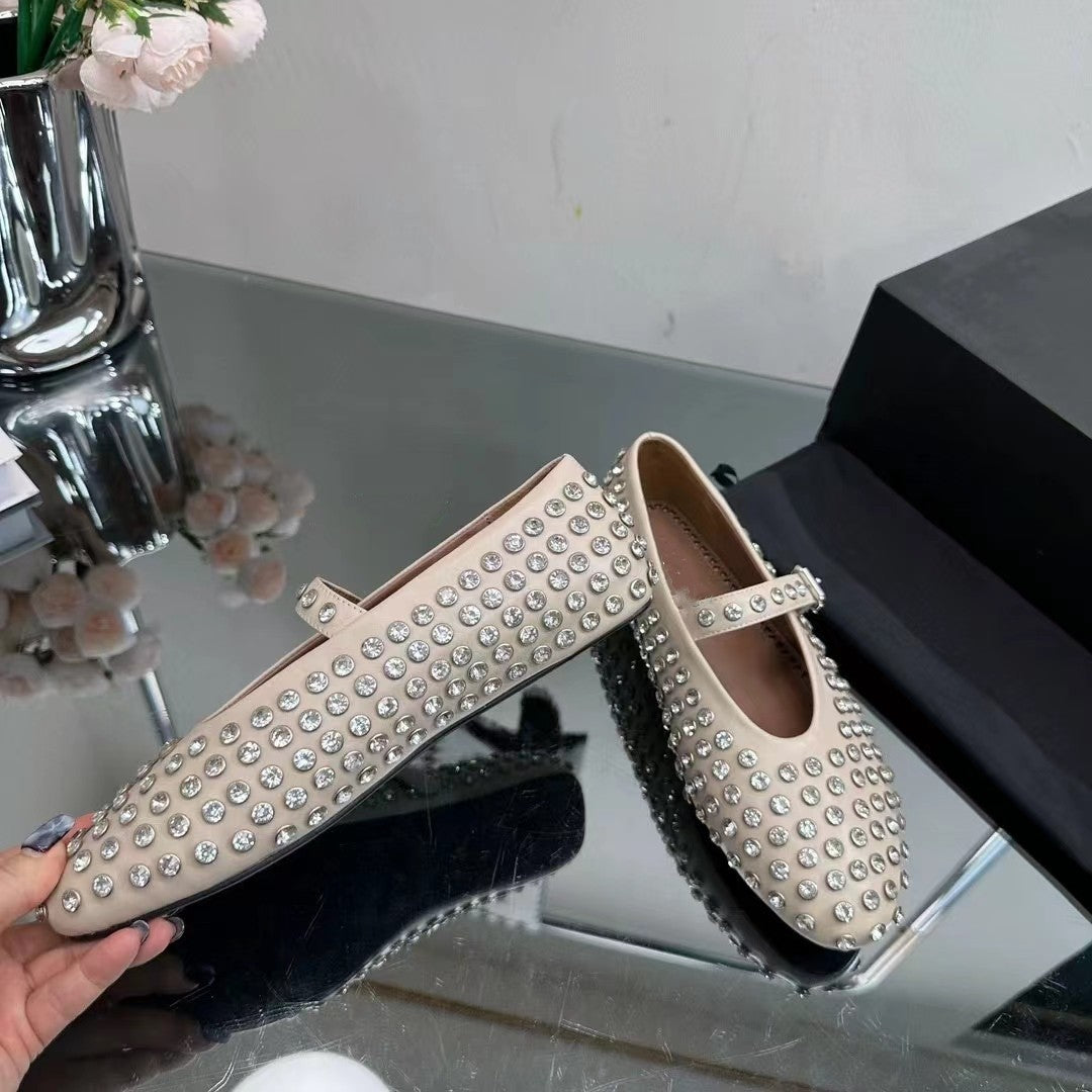 Chaussures à bout rond avec rivets et diamants