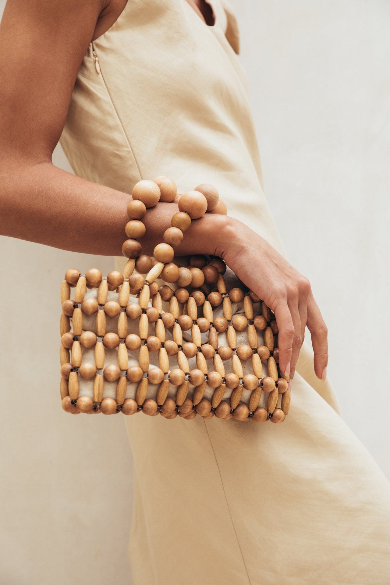 Bolso de mano tejido a mano con cuentas de madera natural