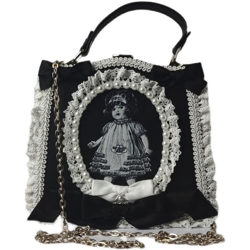 Bolso de mano antiguo de muñeca con periódico en blanco y negro