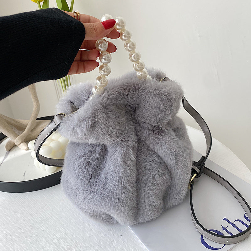 Nouveau sac messager en peluche à main en perles pour femmes