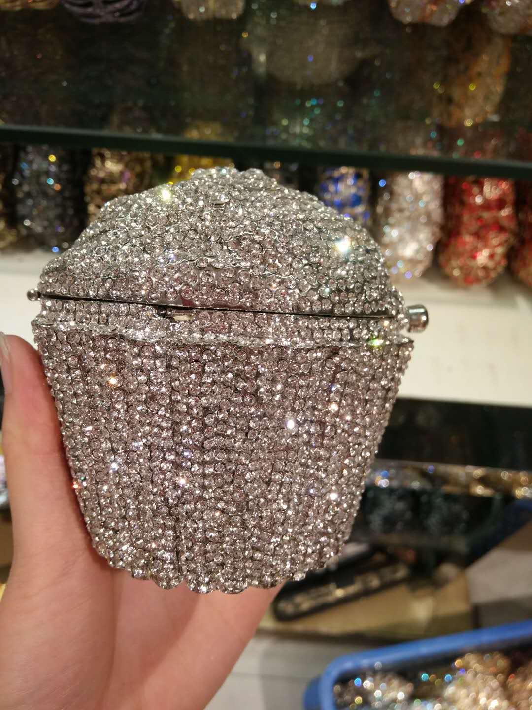 Petit gâteau crème glacée sac plein de diamants en métal diamant banquet femme