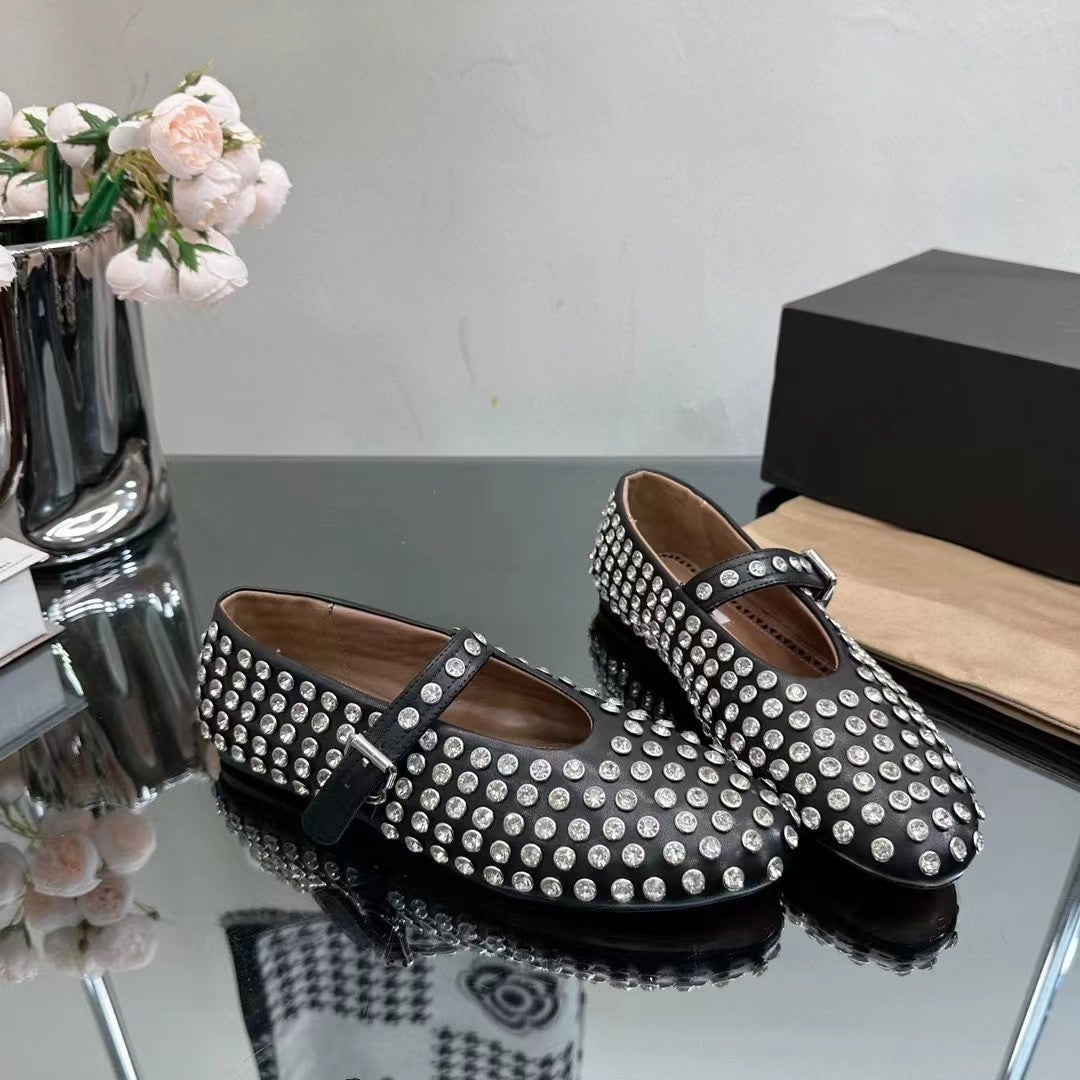 Chaussures à bout rond avec rivets et diamants